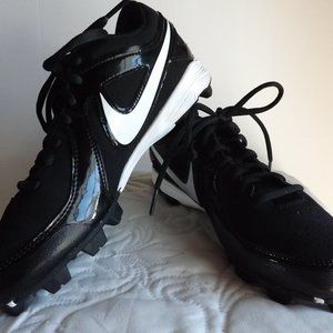 NIKE YOUTH BASEBALL CLEATED SIZE 6Y